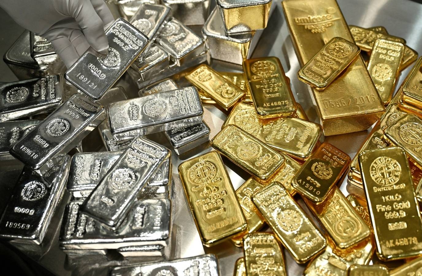 Gold Prices Soar Amid Global Uncertainty, Hits ₹1,73,370 Per 10 Grams