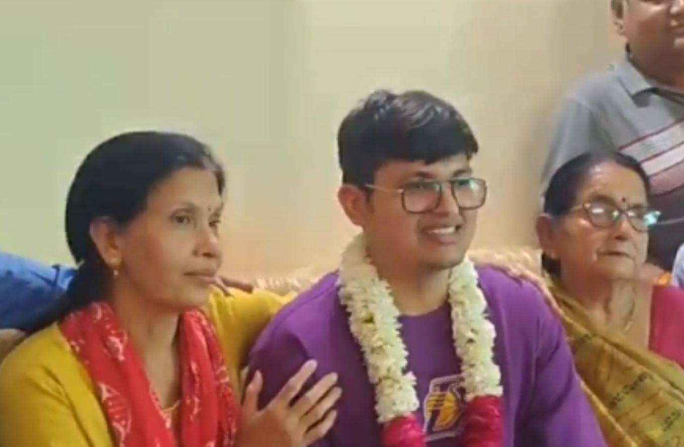 Self-Made IAS: 25-Year-Old MBBS Graduate Tops UPSC Without Coaching
