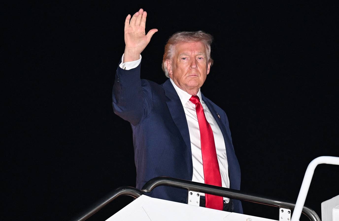 Trump Declares Iran 'Lost', Surrendered to Neighbours