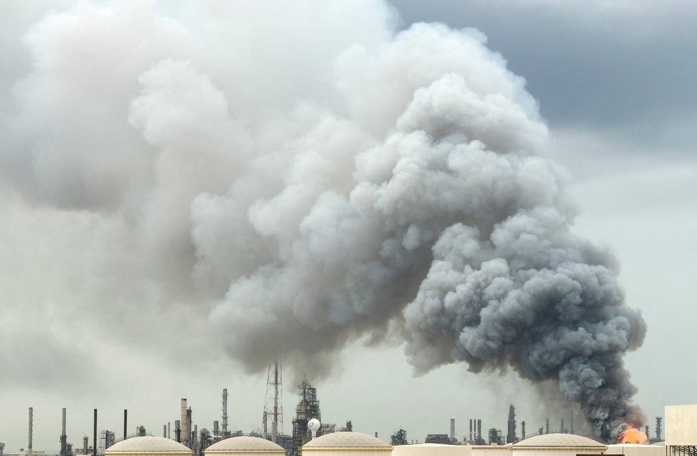 Gulf States Paralyzed Over Joining Attacks on Iran Amid Trust Issues