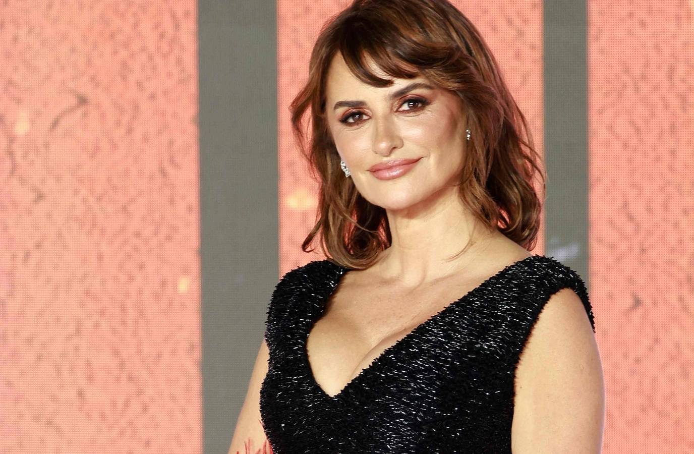 Penélope Cruz Praises Maggie Gyllenhaal's Modern Twist on Classic Tale