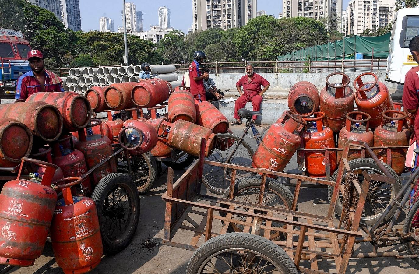 India's Food Delivery Giants Face Crisis Amid LPG Shortage