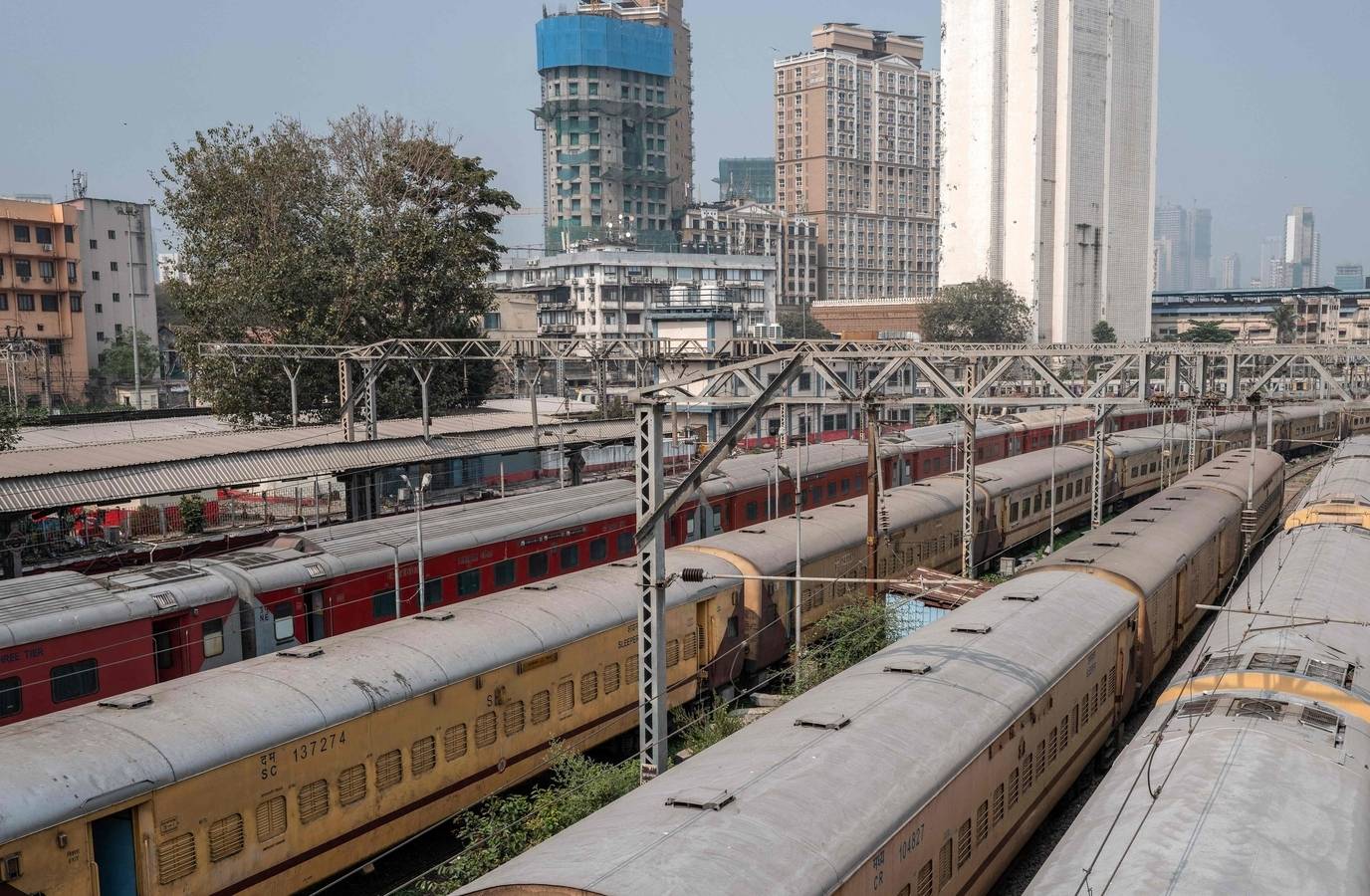Mumbai Railway Food Stalls at Risk Amid LPG Shortage Fears
