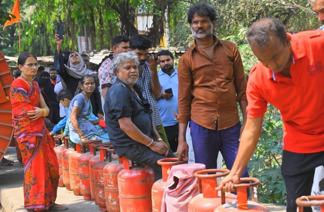 Avoid Long Queues: Book LPG Cylinders with Ease Using WhatsApp, Mobile Apps, and More