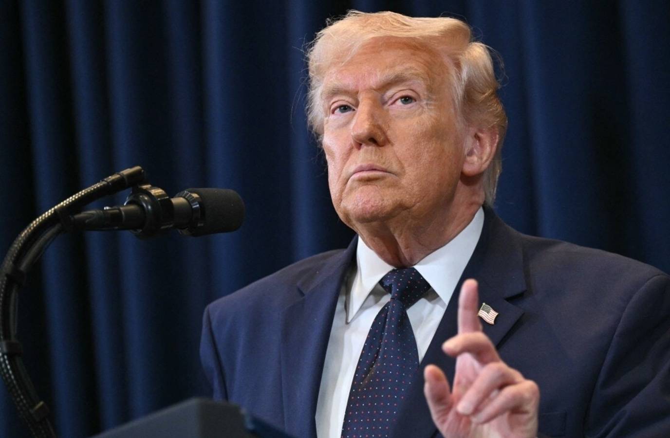 US Strikes Iran's Strategic Kharg Island, Warns Against Strait of Hormuz Blockade