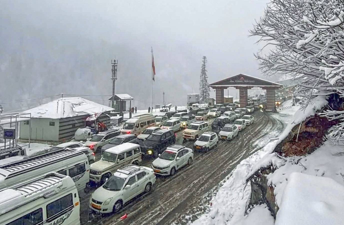 Over 1,000 Vehicles Stranded at Atal Tunnel After Heavy Snowfall