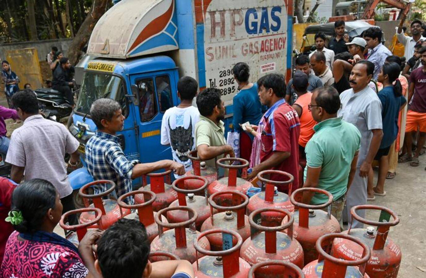 Centre Clarifies eKYC Requirement for LPG Customers Amid Crisis