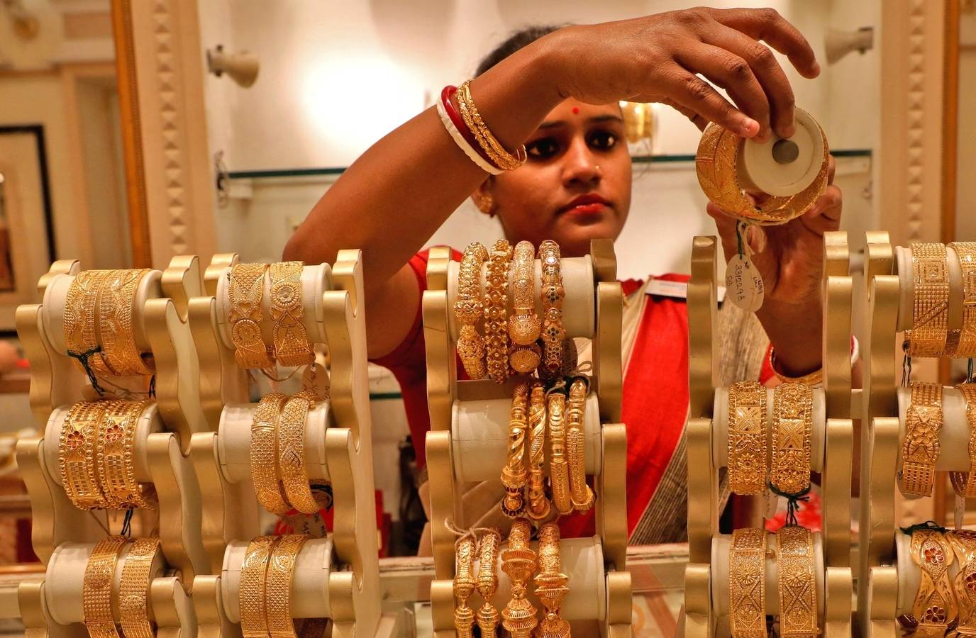 Precious Metals Plummet Amid War Tensions and Interest Rate Worries