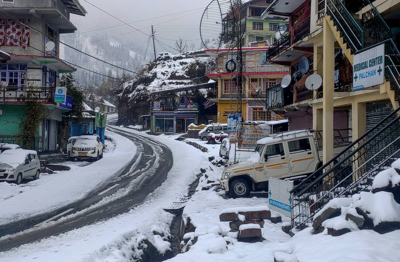 Western Himalayas Blanketed in Snow: IMD Issues Weather Alerts