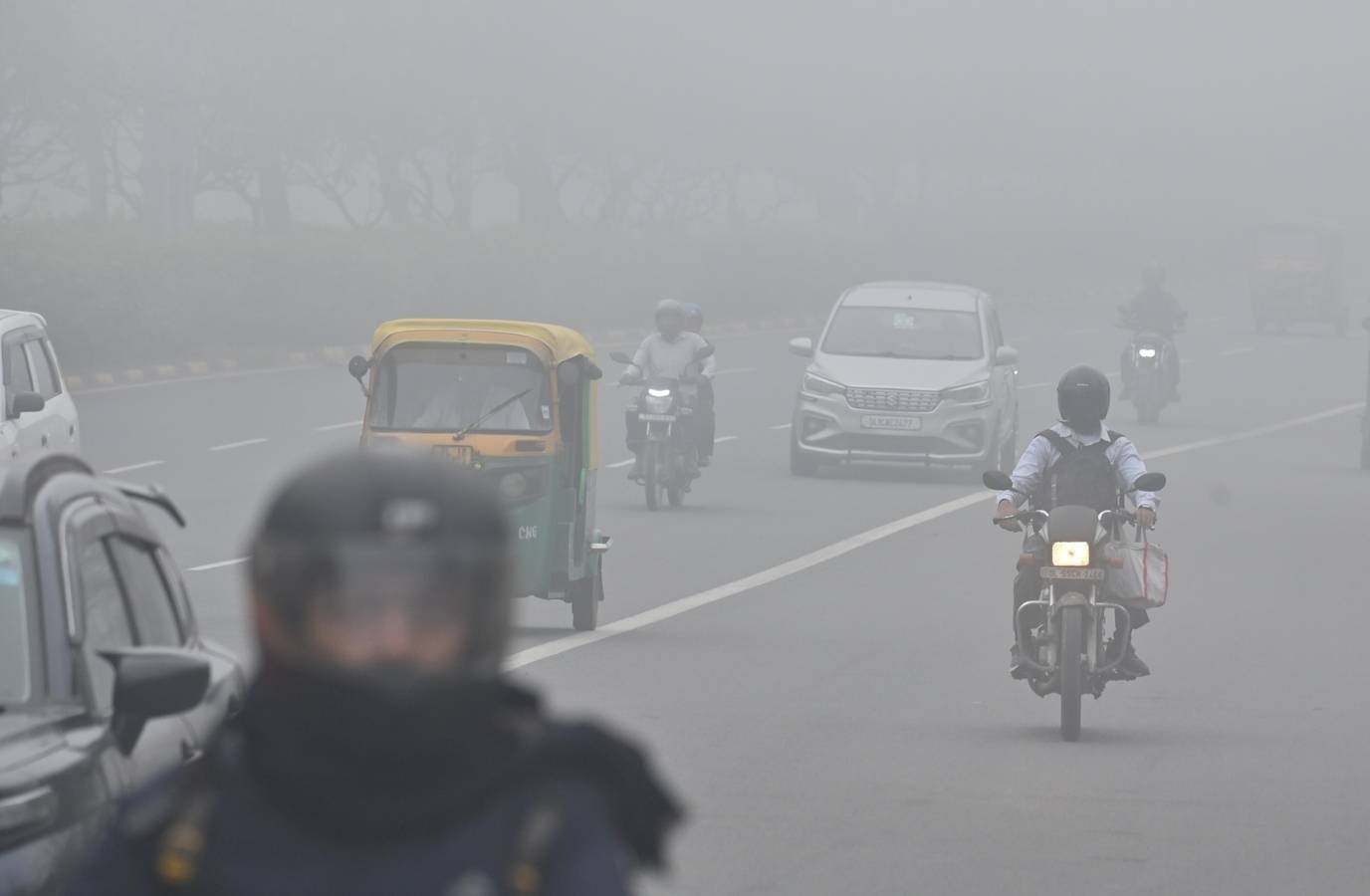 Delhi Shrouded in Rare March Fog, Records Lowest Temperature in 15 Years
