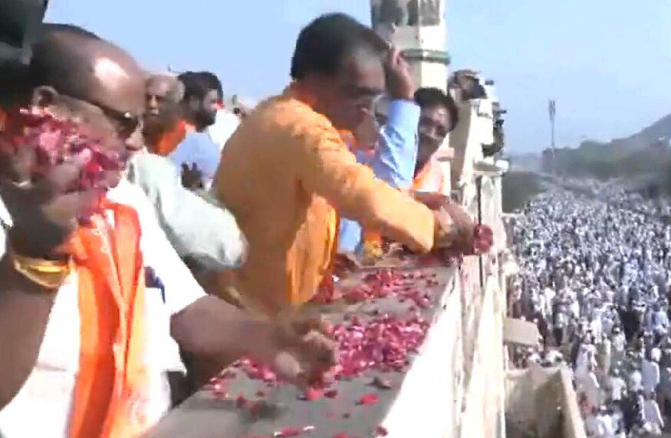 Viral Video: Hindus Shower Flowers on Muslims in Jaipur, Embodying Communal Harmony