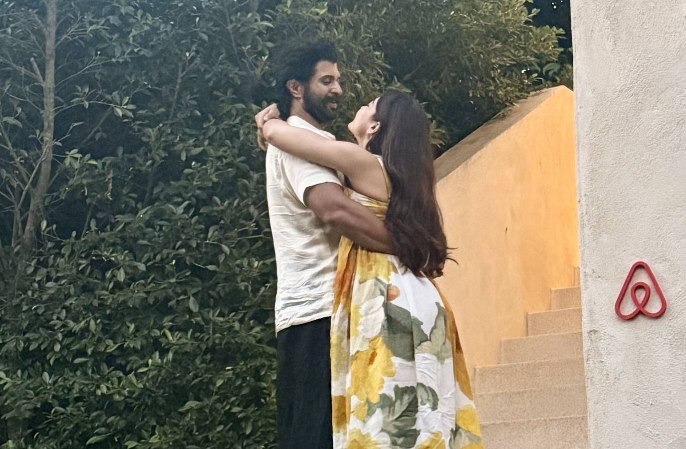 Honeymoon Bliss: Rashmika Mandanna, Vijay Deverakonda Share Romantic Moment in Thailand