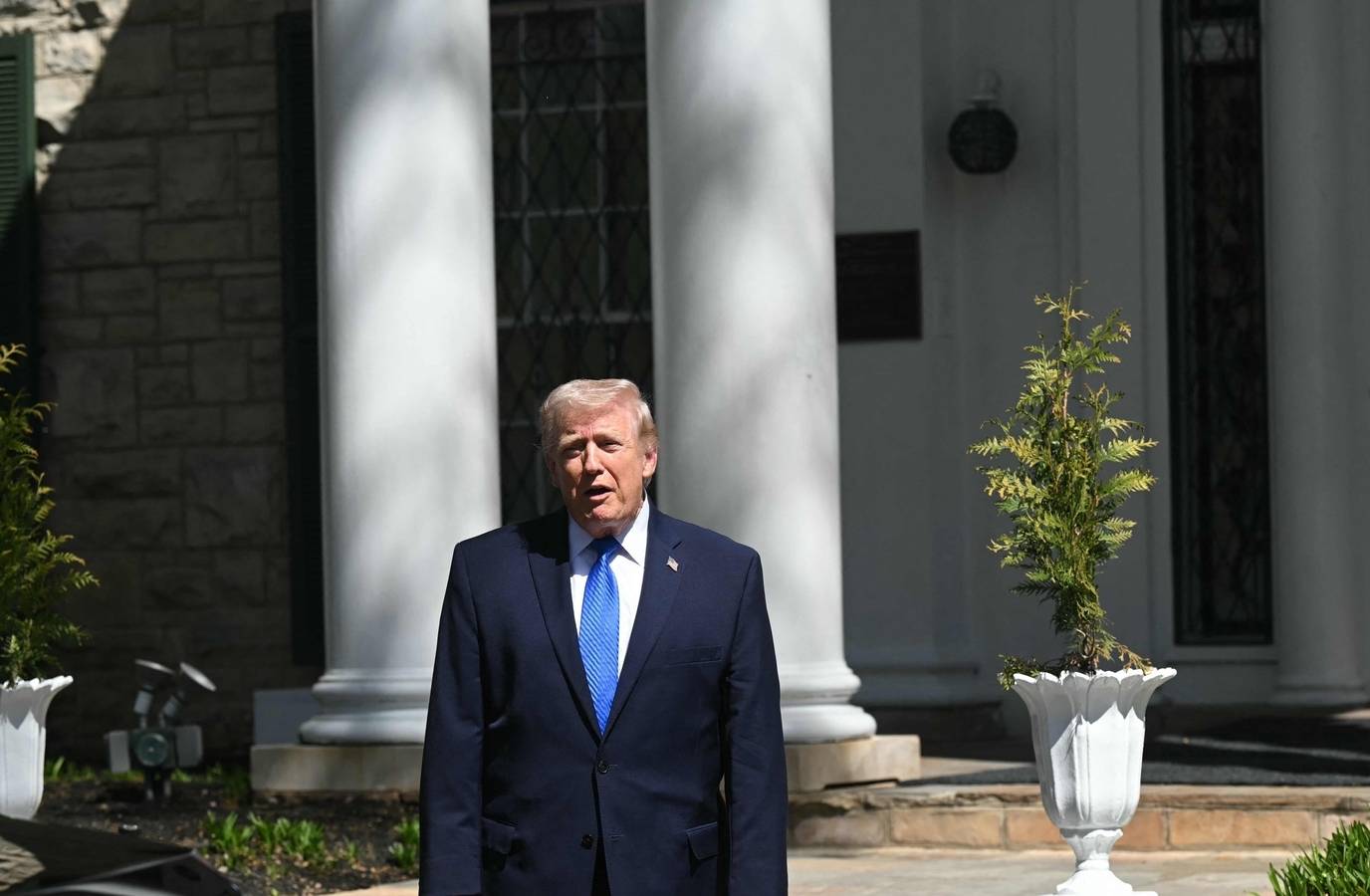 Trump's War Dilemma: Will He End the War or Keep Pushing for Regime Change?