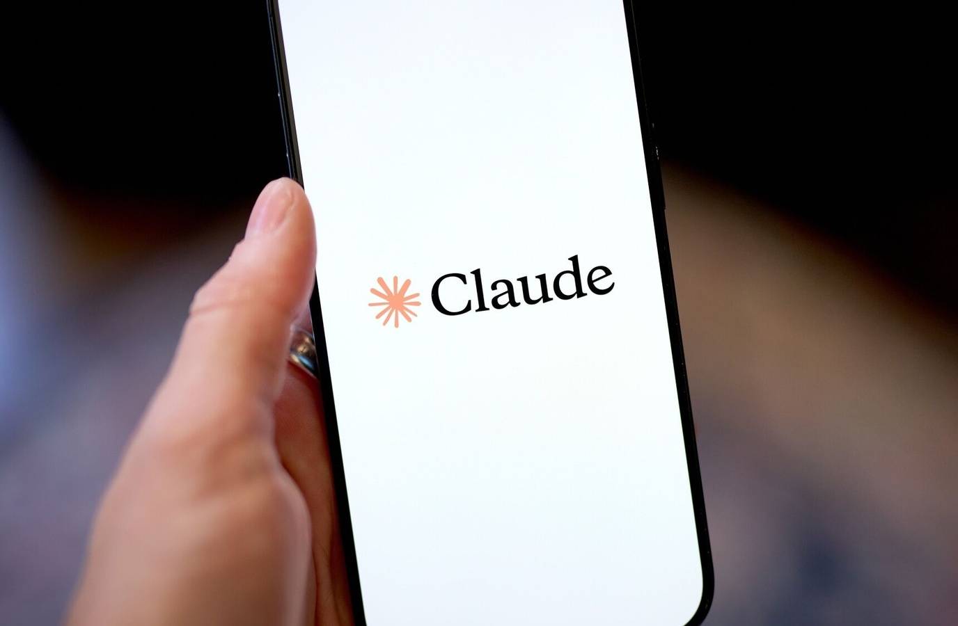 Claude AI Assistant Experiences Widespread Outage, Users Report Issues