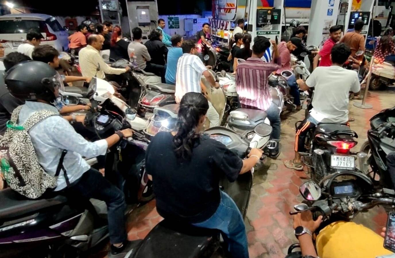 Mumbai Fuel Prices Remain Unchanged Amid Global Volatility