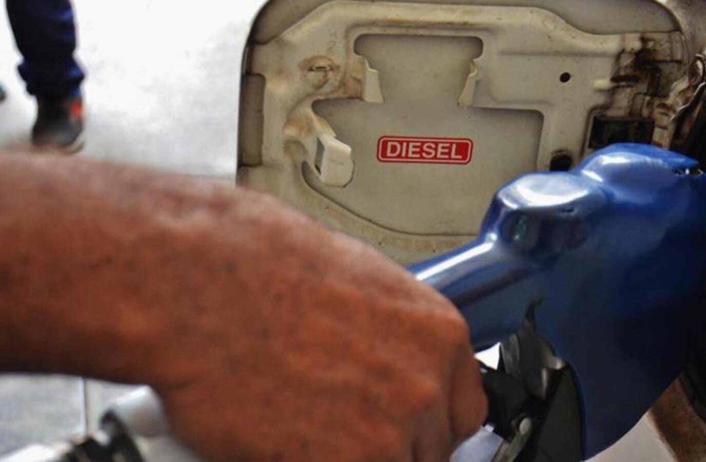 India Reduces Fuel Excise Duty, Imposes Export Tax Amid West Asia Crisis