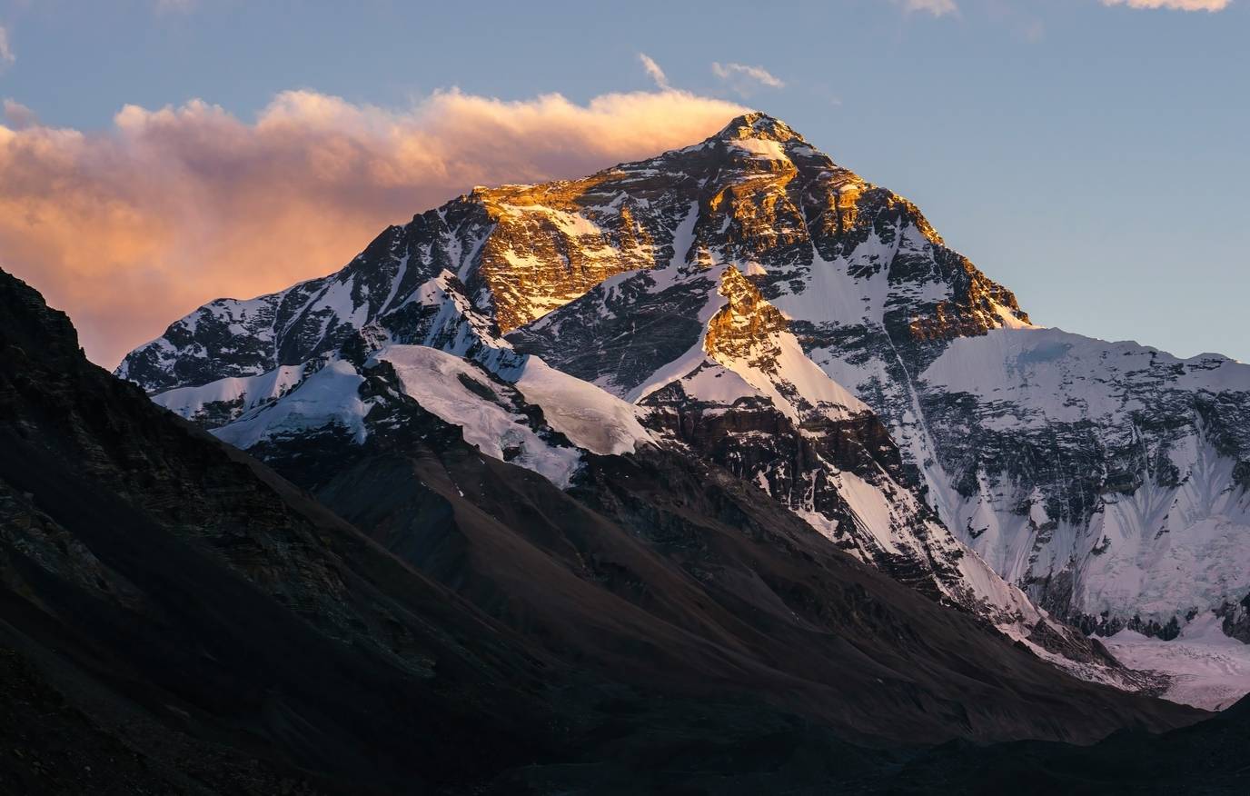 Insurance Scam Rocks Mount Everest: Guides Accused of Poisoning Climbers
