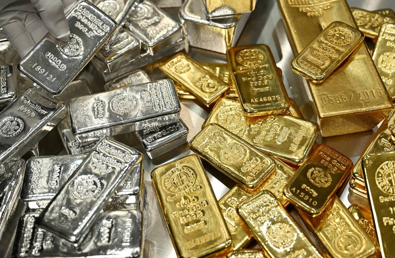 Gold Prices Plummet 2.8% as Trump Signals Prolonged Iran Campaign
