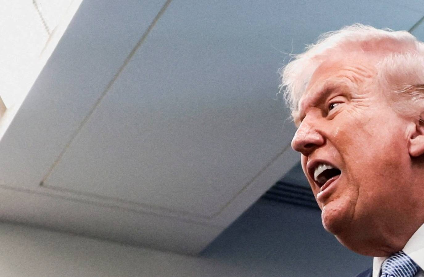 Trump Threatens Iran Ahead of US Talks, Warns of Warships Reloaded with Ammunition