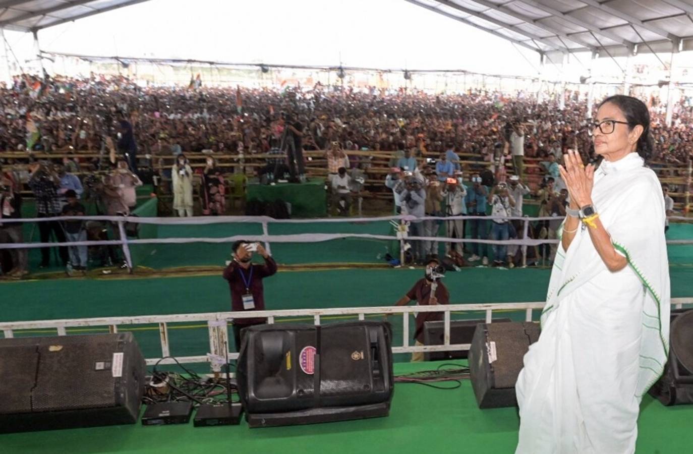 Mamata Banerjee Accuses BJP of Delaying Flight Operations, Urges Bengal to Vote for AITC