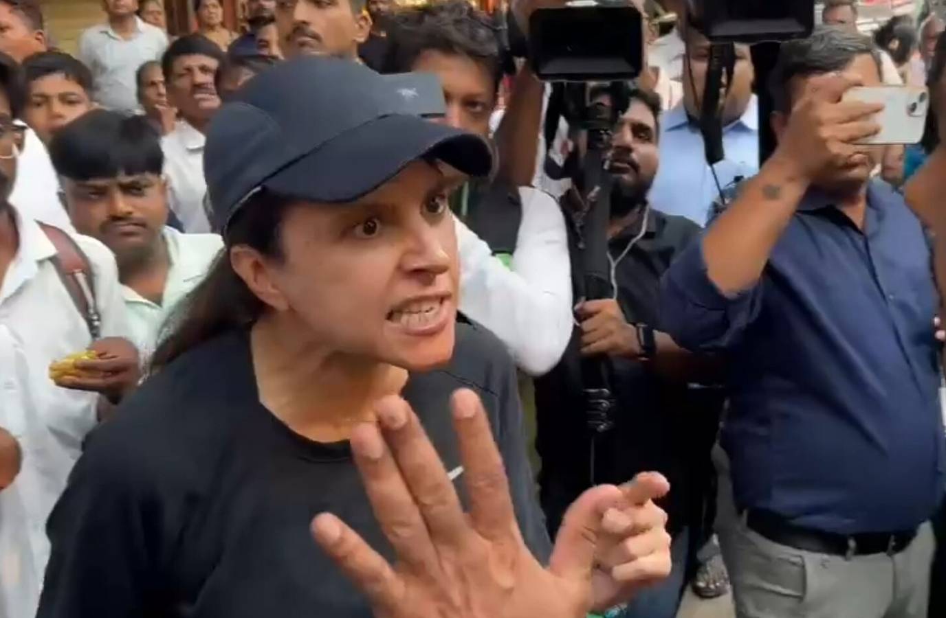 Mumbai Woman Confronts BJP MLA Over Traffic Chaos Caused by 'Nari Shakti' Rally