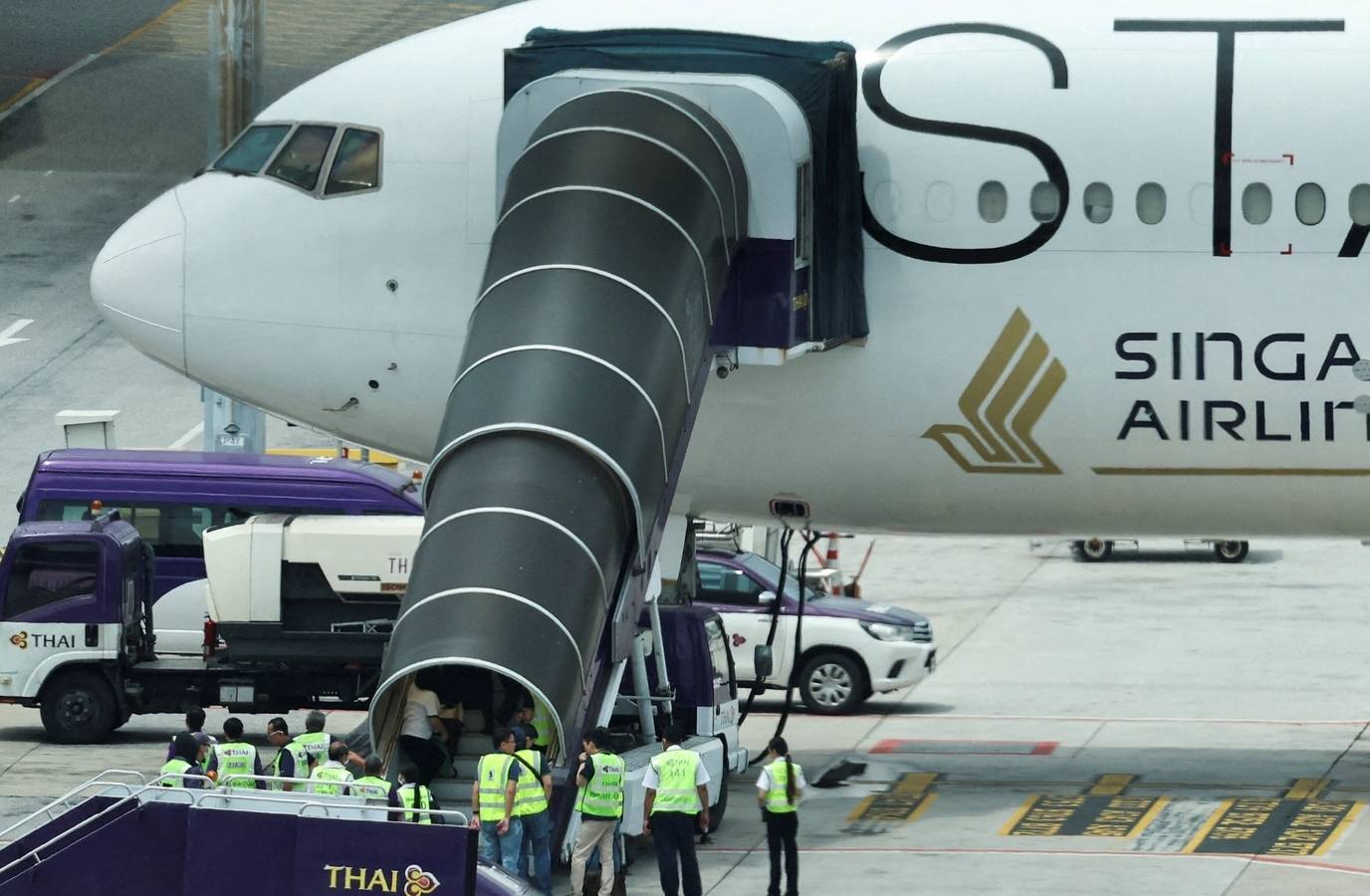Singapore Airlines Takes the Helm as Air India's Losses Soar to $2.4 Billion