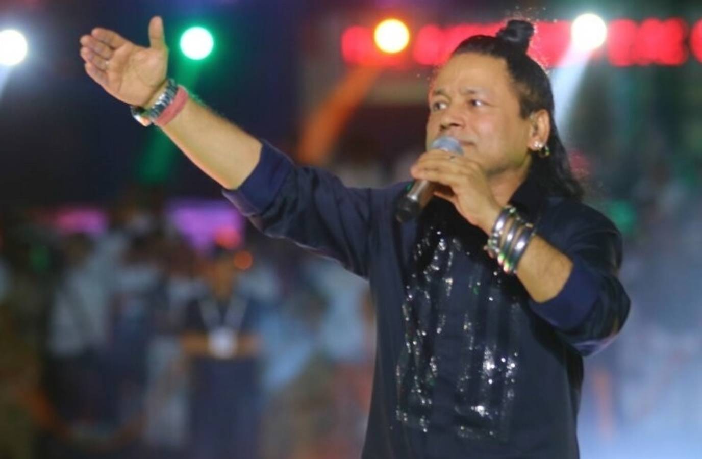 Singer Kailash Kher Schools Hosts on Dignity of Artists