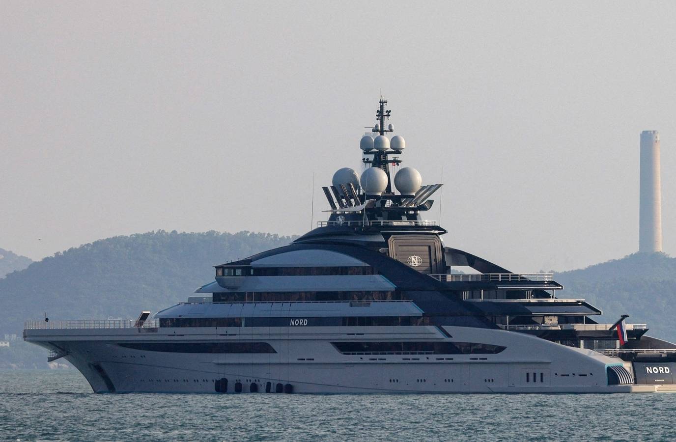 Russian Billionaire's $500M Superyacht Defies Hormuz Strait Blockade