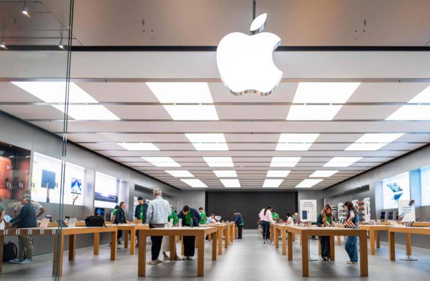 Apple's Record-Breaking Quarter Sets Stage for Smooth Leadership Transition