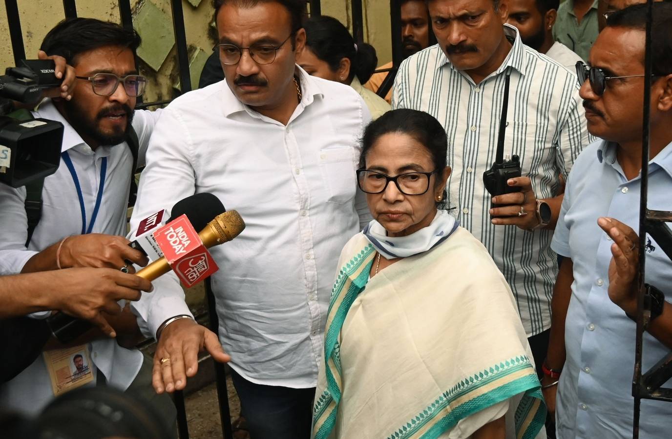Mamata Banerjee Warns of EVM Tampering, Urges Party Workers to Guard Strongrooms