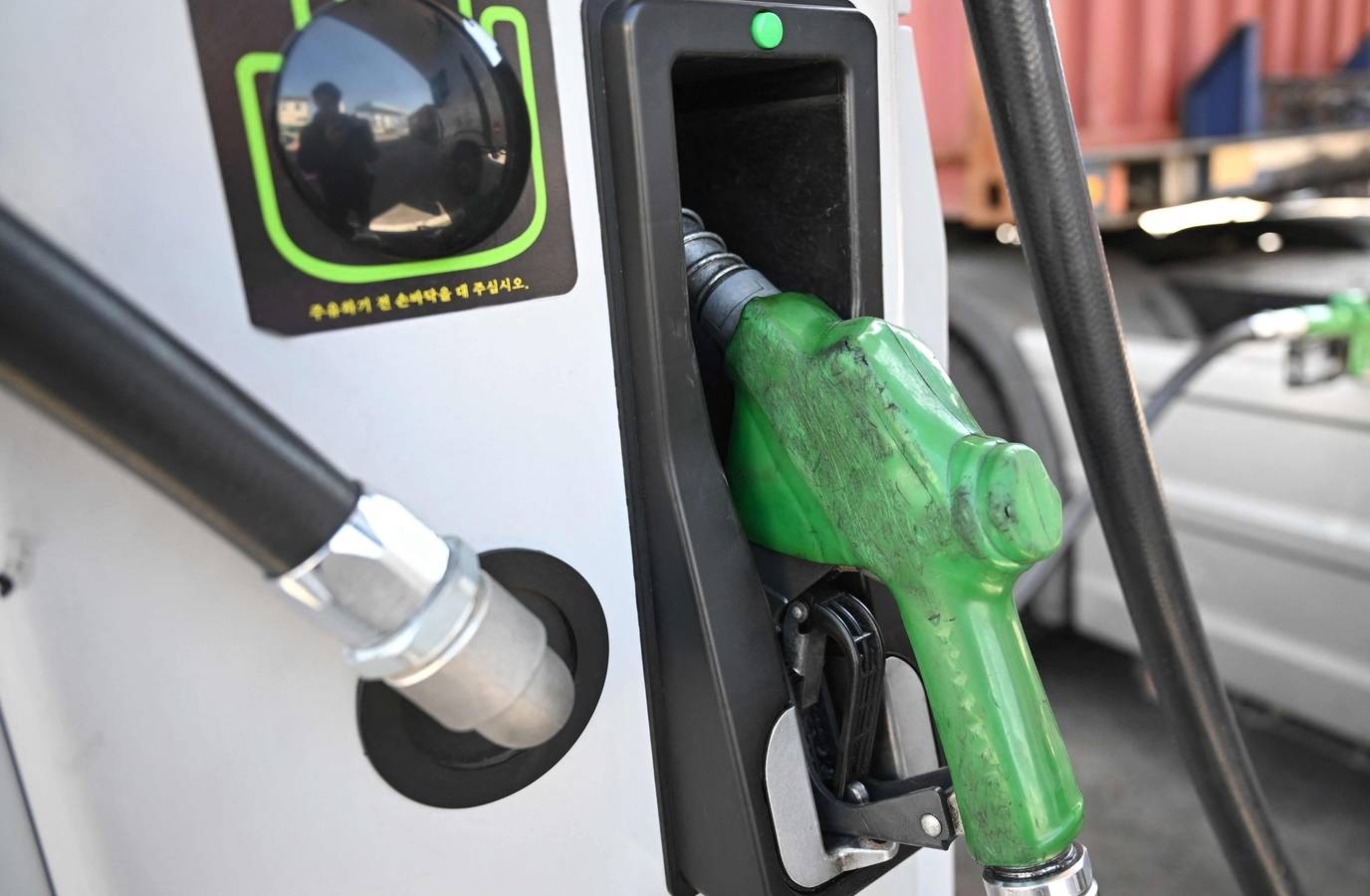 Oil Prices Soar to 4-Year High Amid US-Iran War Tensions