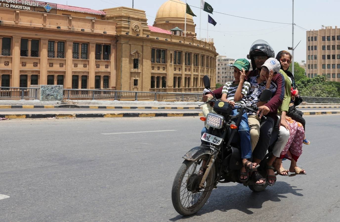 Karachi Heatwave Worsens Amidst Collapsing Utilities and Apathy
