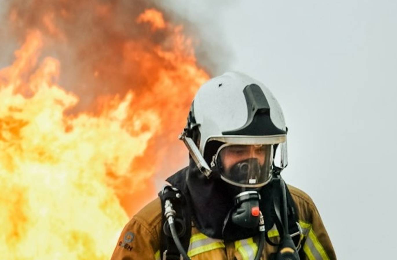 Massive 5-Alarm Blaze Engulfs Abandoned Warehouse in Milwaukee