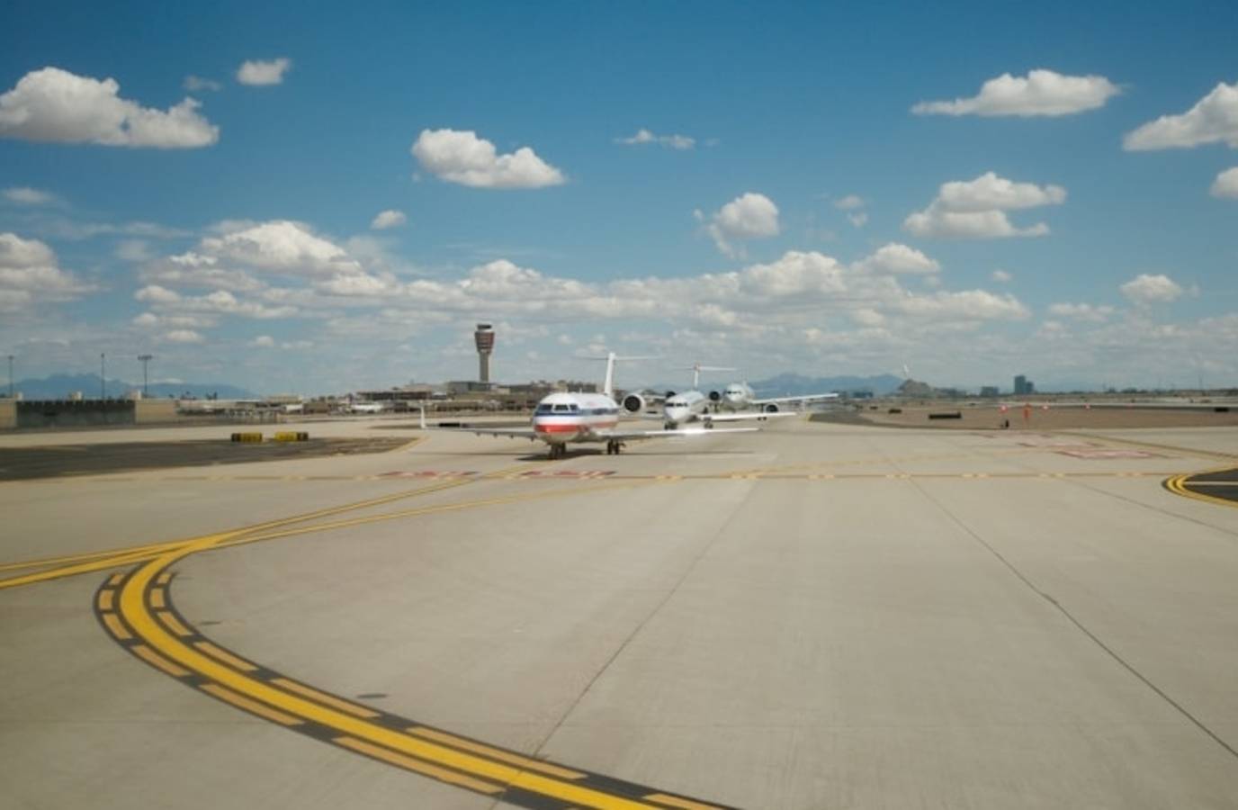LaGuardia Airport in Chaos: Runway 4/22 Closed Due to Sinkhole Scare