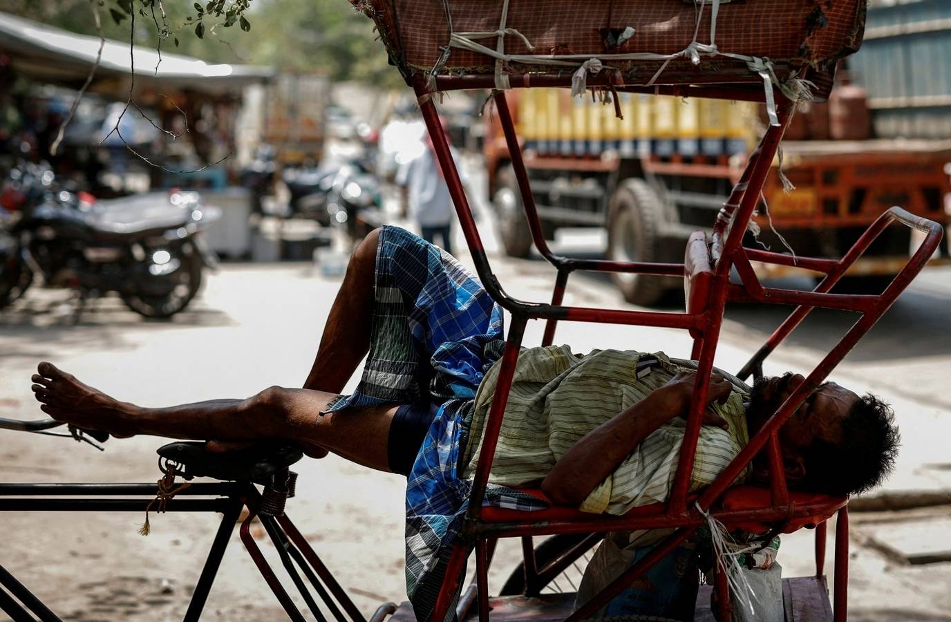 India Sizzles Under Scorching Heatwave