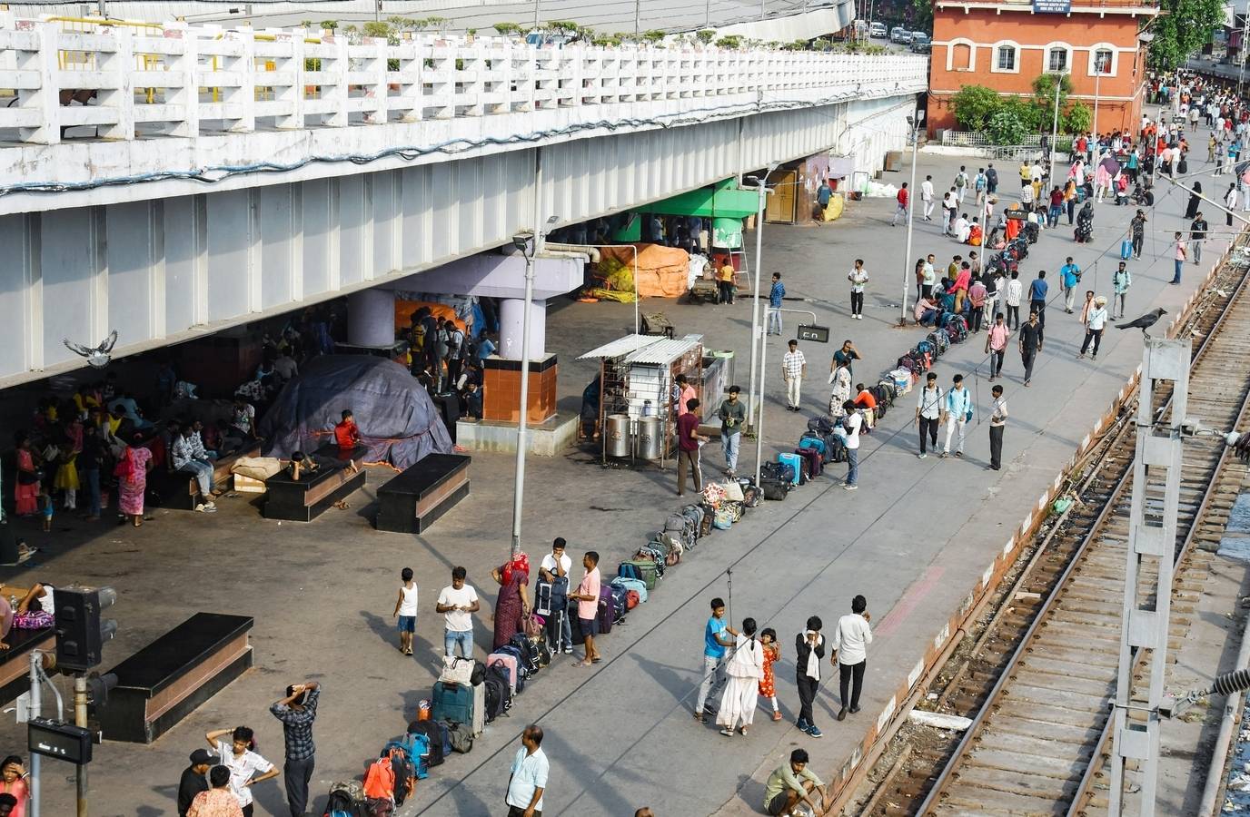 Man Caught on CCTV Throwing Object at Kolkata's Howrah Station, Probe Launched